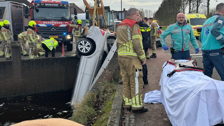 Dode en gewonde nadat auto sloot in duikt