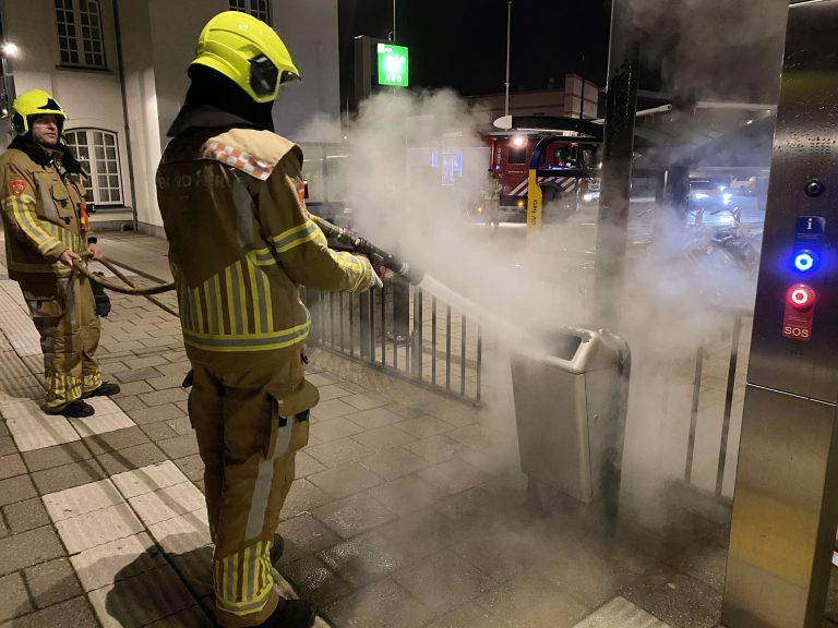 Rokende prullenbak op station geblust door brandweer