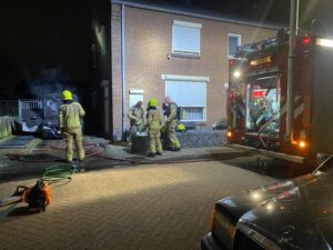 Brandende auto naast woonhuis tijdig ontdekt