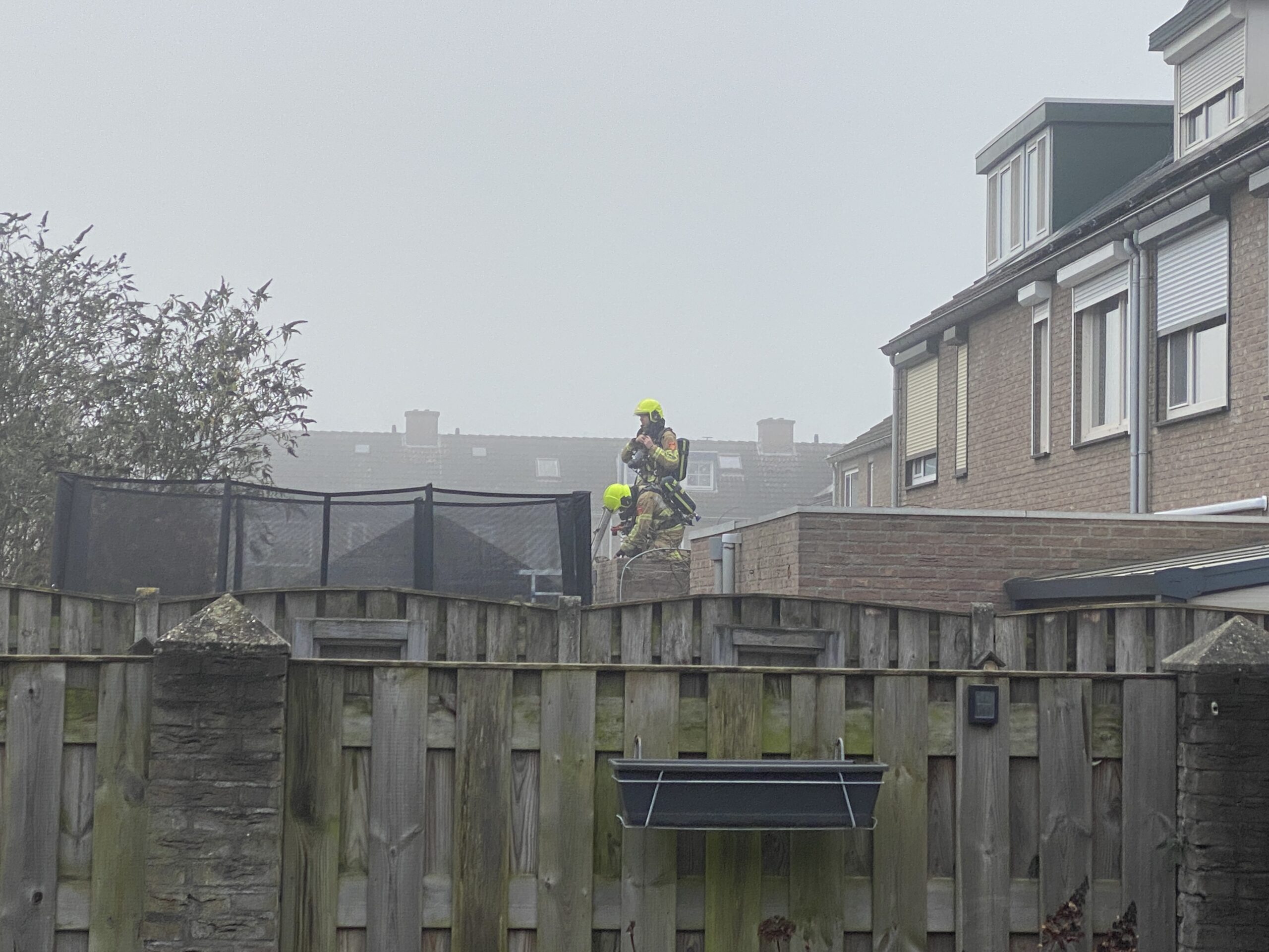 Brandweer rukt in grote getalen uit voor gebluste spouwbrand