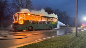 Flinke vertraging op N273 vanwege brandende touringcar