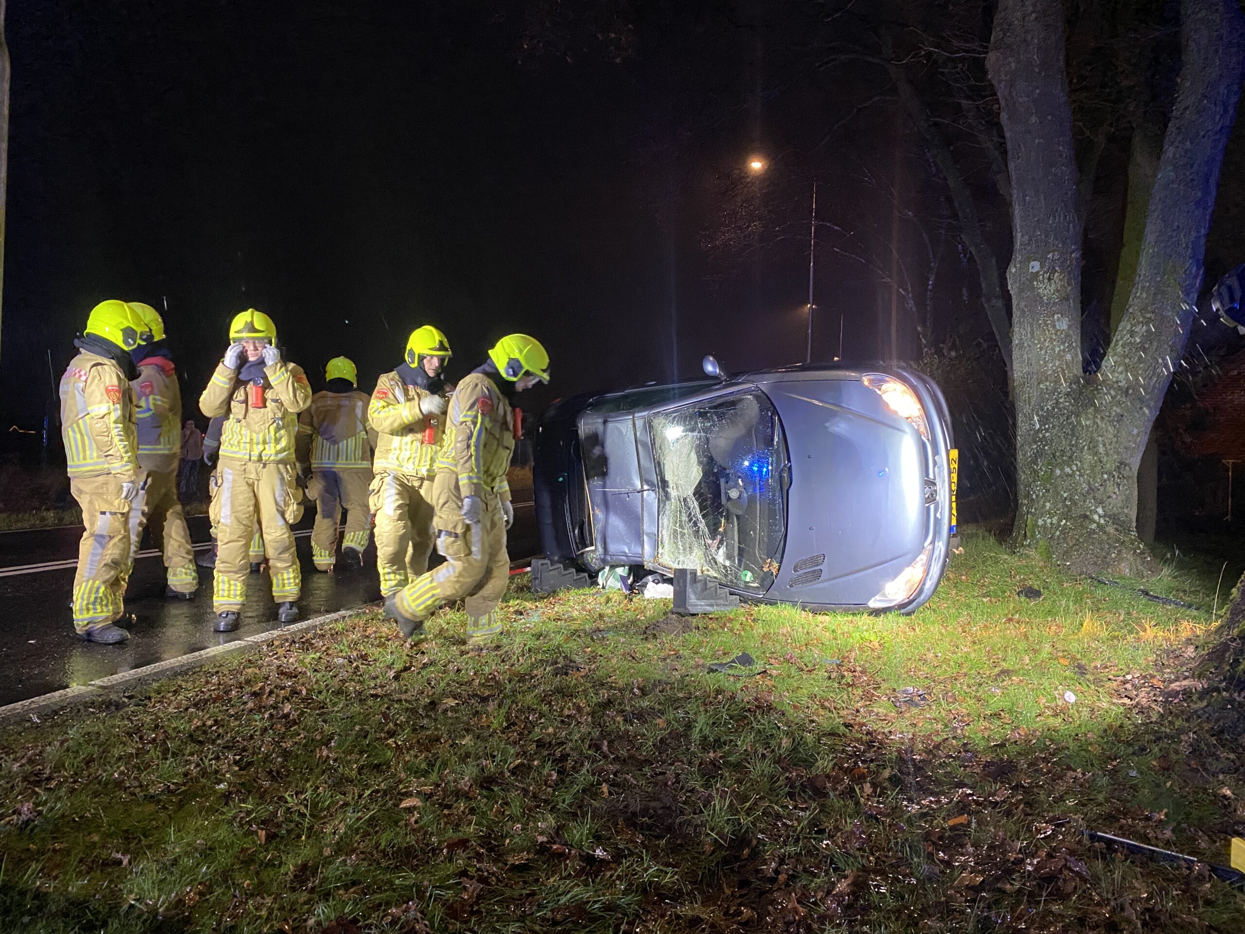 Auto raakt na chicane van de weg en komt op z’n kant tot stilstand in berm