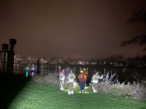 Grote zoekactie na melding persoon te water bij Raemaekersbrug