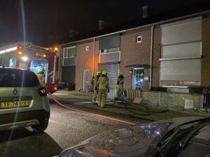 Piepend brandalarm en blaffende hond, buren bellen brandweer