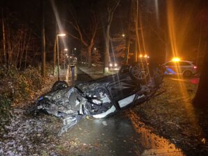 Automobilist crasht op N271 en slaat op de vlucht