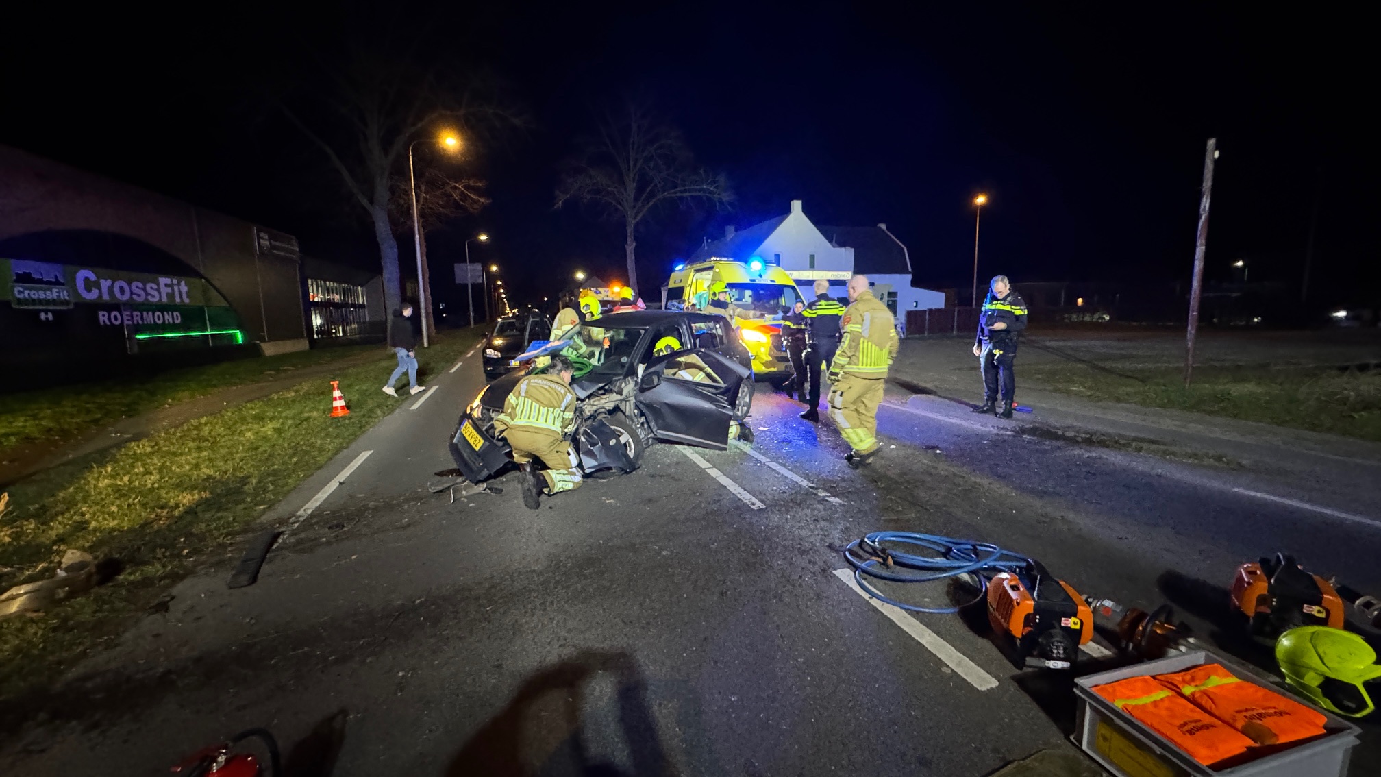 Traumahelikopter gealarmeerd nadat automobilist tegen boom bots