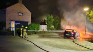 Geparkeerde auto gaat verloren door brand