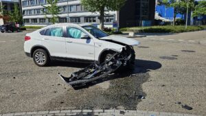 Verkeershinder na aanrijding tussen personenauto en vrachtwagen op industrieterrein