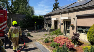 Brandende haag tijdig geblust