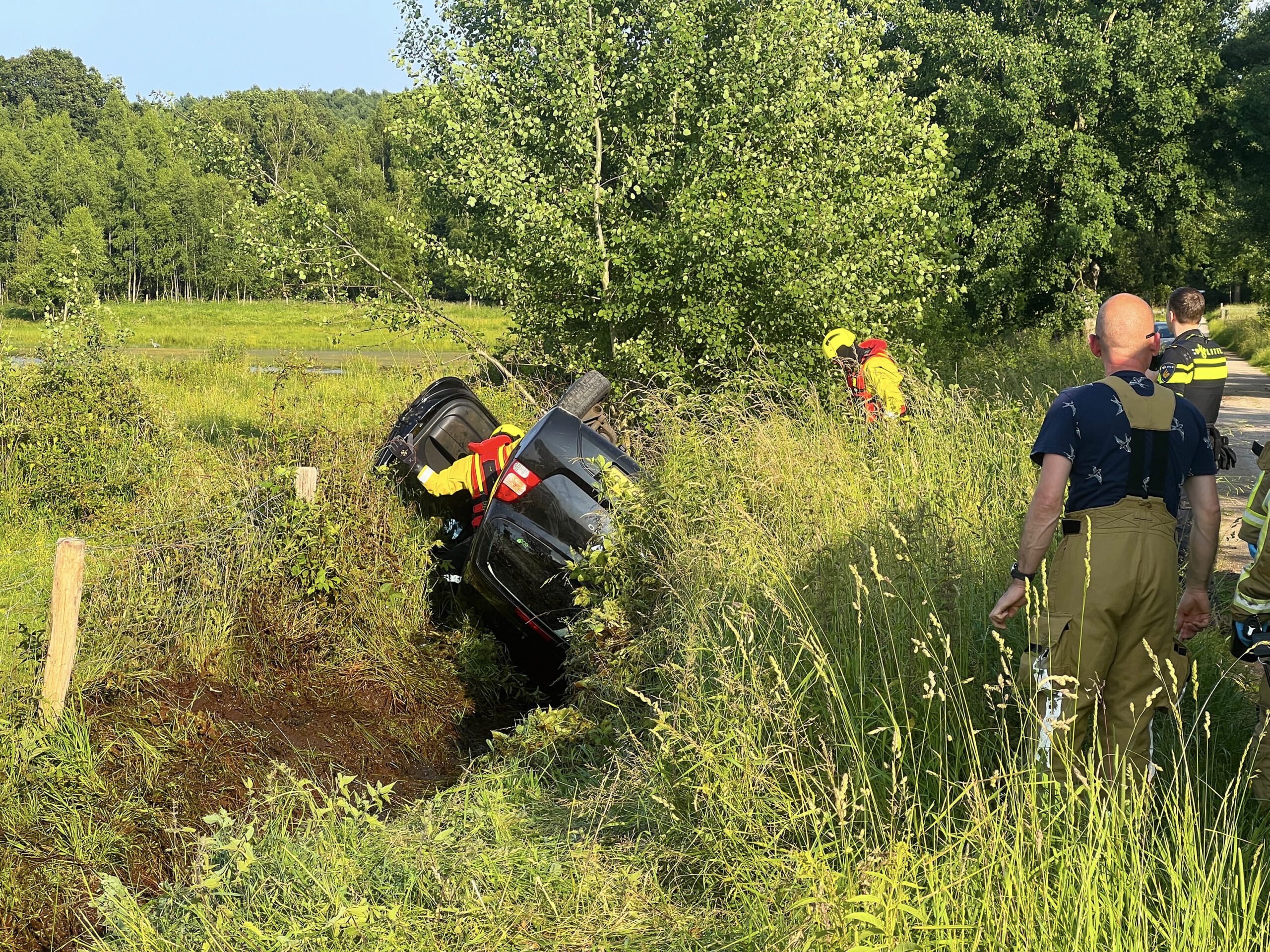 Automobiliste vlucht na crash in sloot