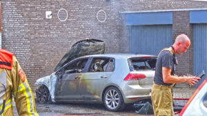 Waterleiding stuk en winkels ontruimd na autobrand