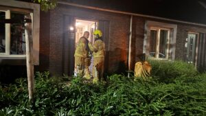 Bewoners blussen brand na explosie voordeur