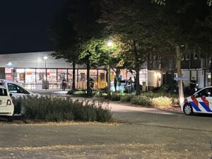 Politie doet onderzoek na melding van schietpartij aan Greswarenstraat