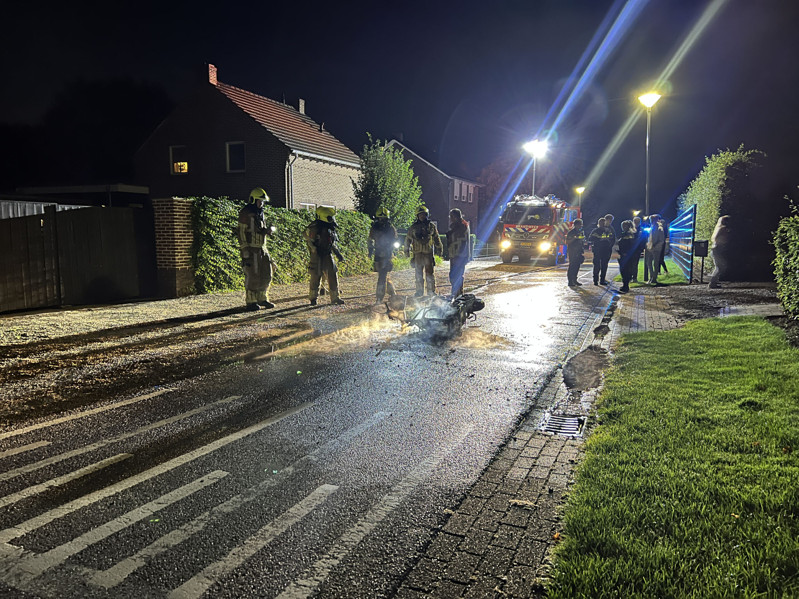 Elektrische scooter vat vlam in achtertuin