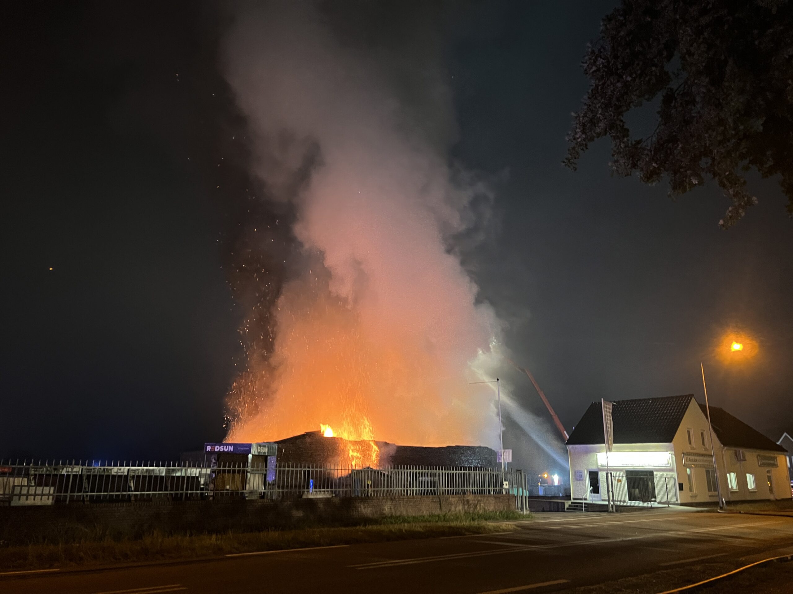 Brandweer voorkomt dat grote loods in vlammen op gaat