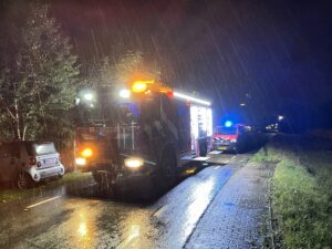 Woonboot maakt water, brandweer helpt met pompen