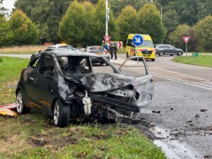 Omstanders redden vrouw uit brandende auto