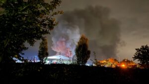 Brandweer weet brand in grote loods snel te beperken