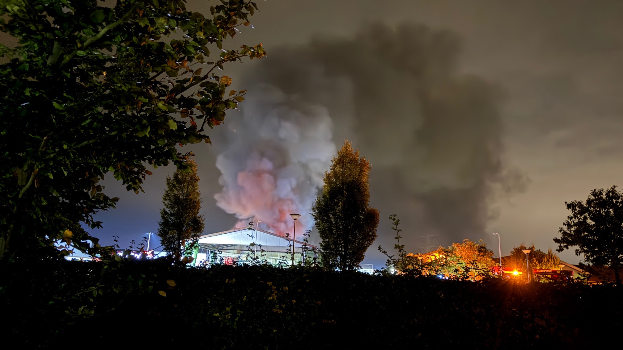 Brandweer weet brand in grote loods snel te beperken