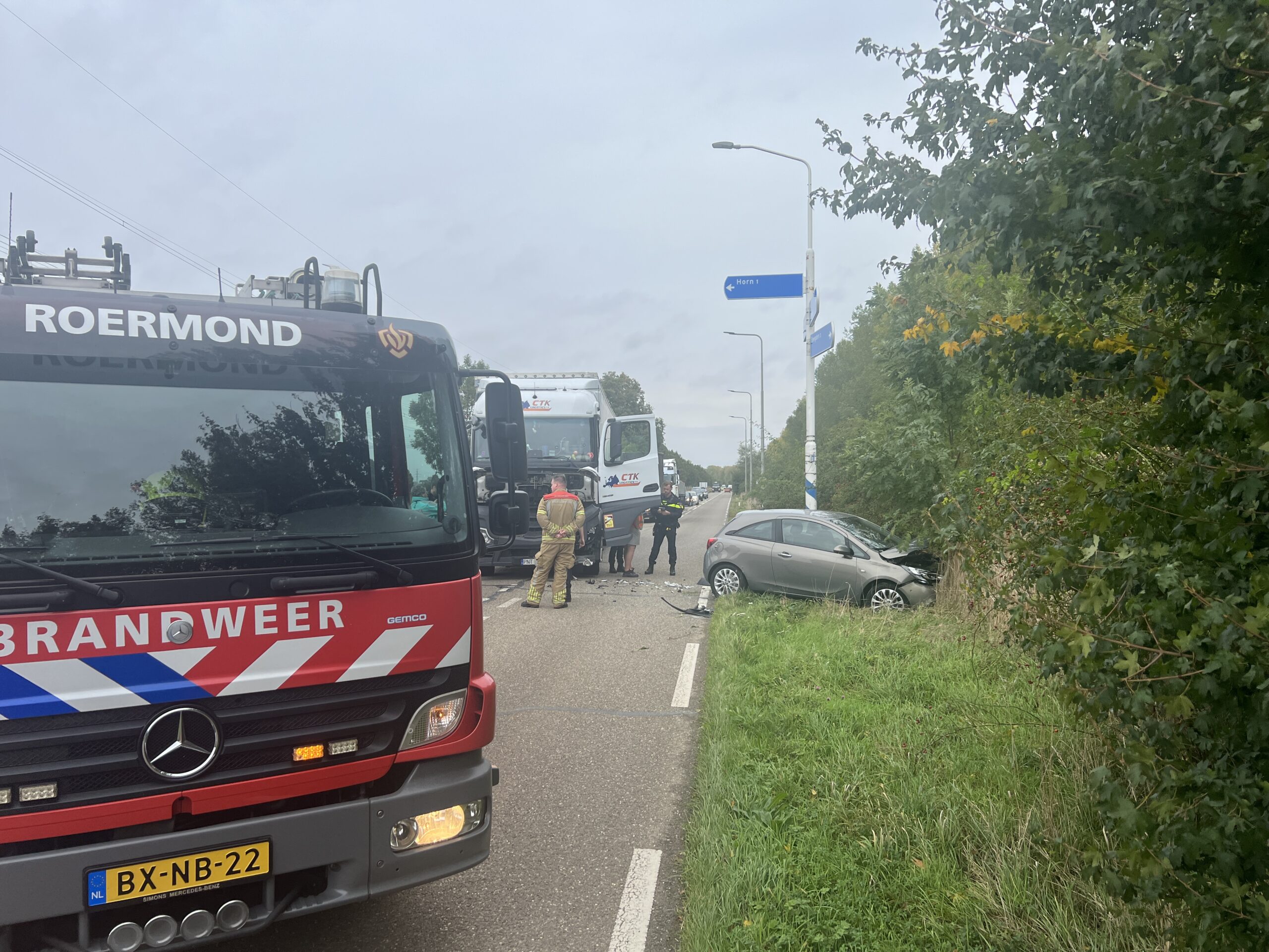 Automobiliste in de flank geraakt door een vrachtwagen