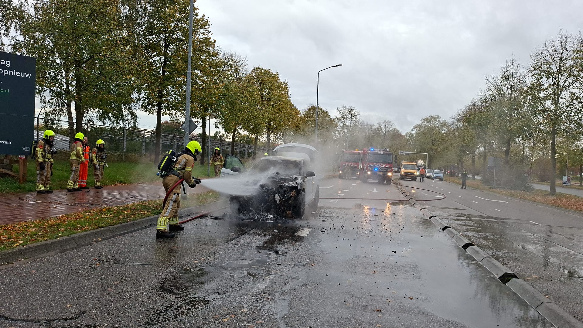 Bestuurder gewond na autobrand Tegelseweg