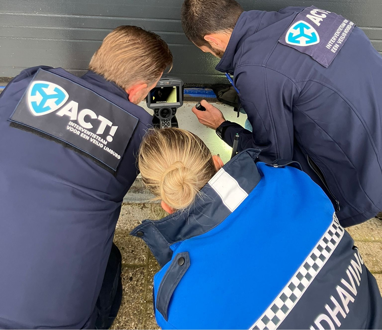 Toezichthouders controleren opslagboxen