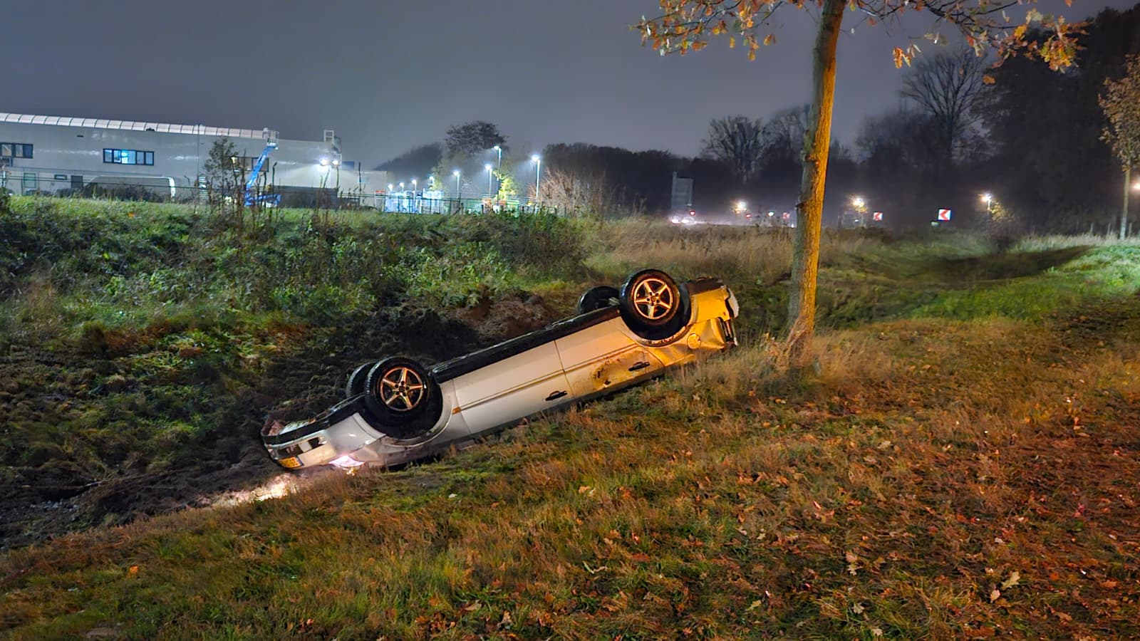 Automobilist laat auto achter na crash op N570