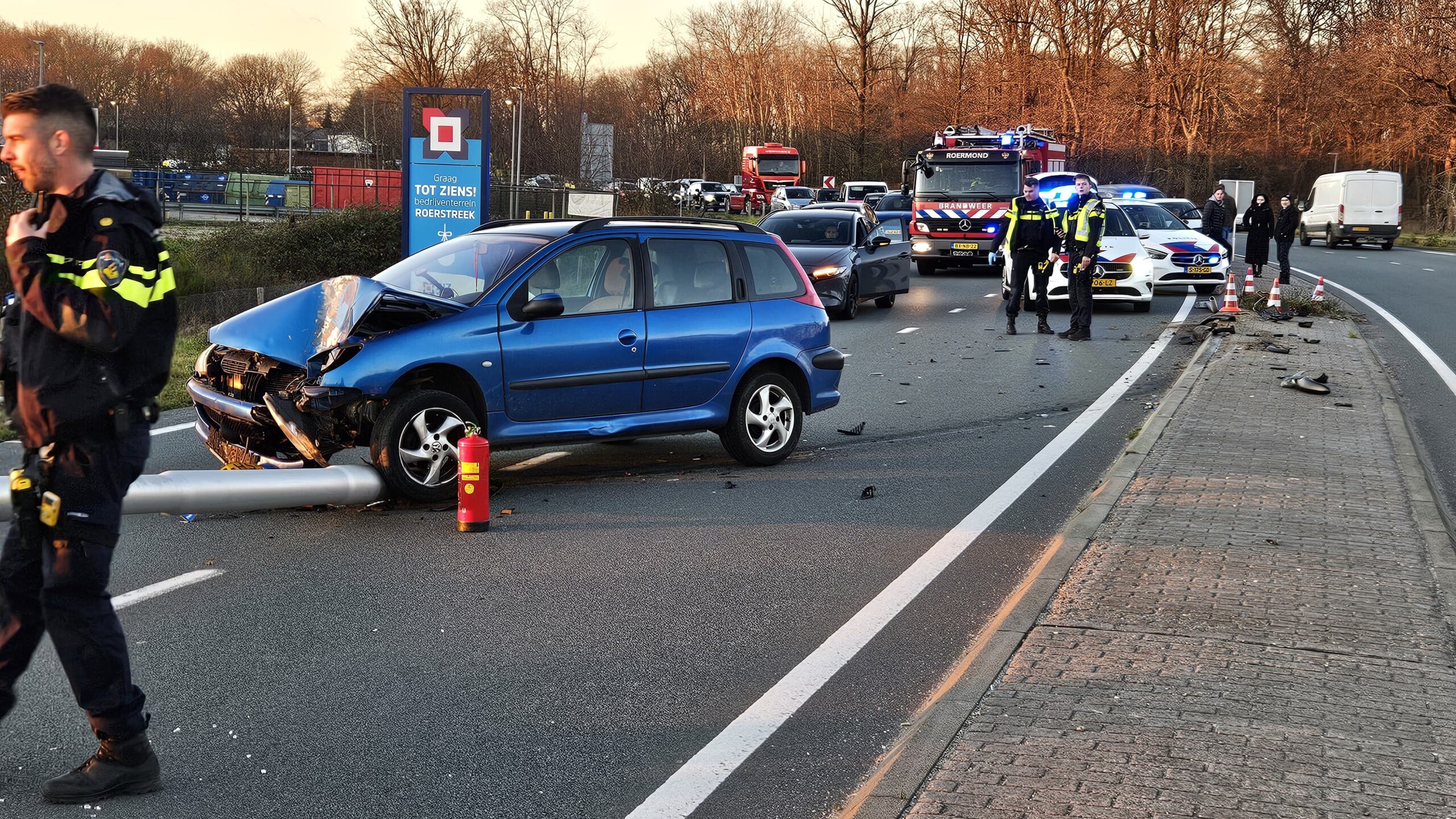 Flinke vertraging op N570 nadat automobilist lichtmast de grond uit rijdt