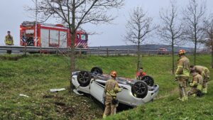 Automobilist raakt van de weg en komt ondersteboven in berm naast A73
