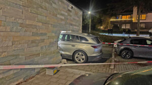 Automobilist rijdt sporthal in