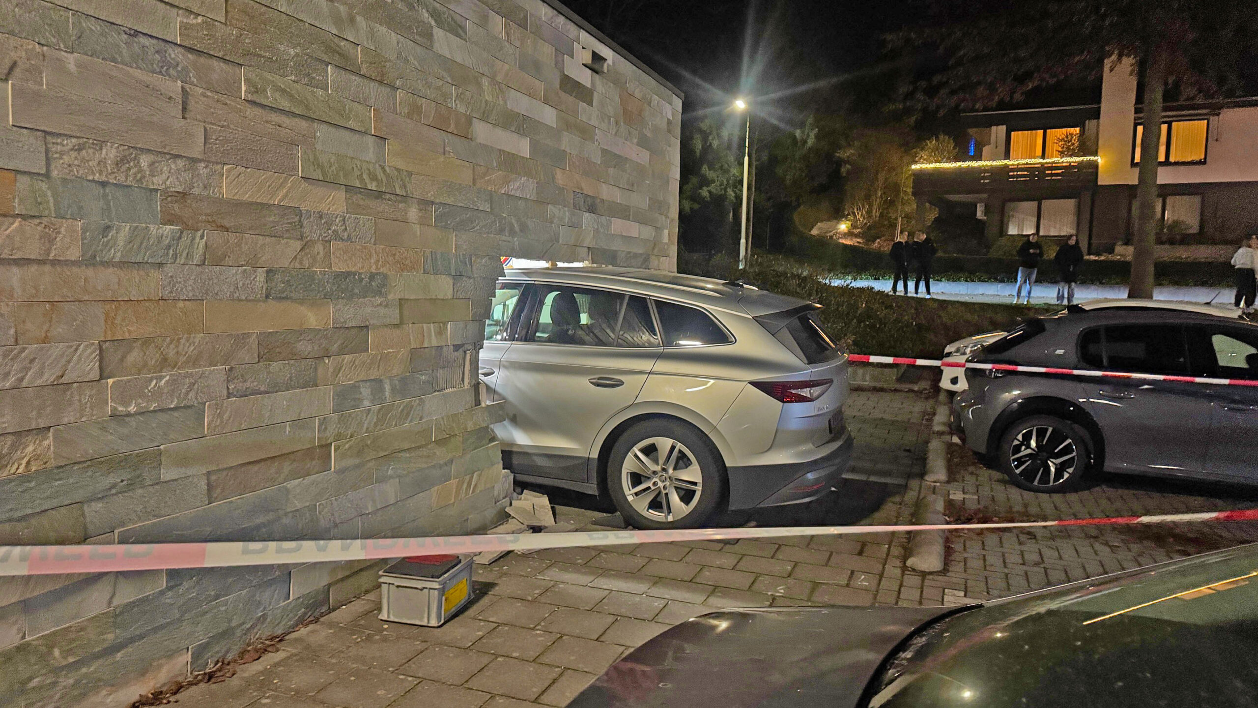 Automobilist rijdt sporthal in