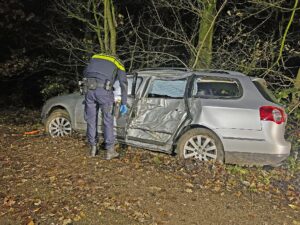 Automobilist laat auto achter na crash tegen boom