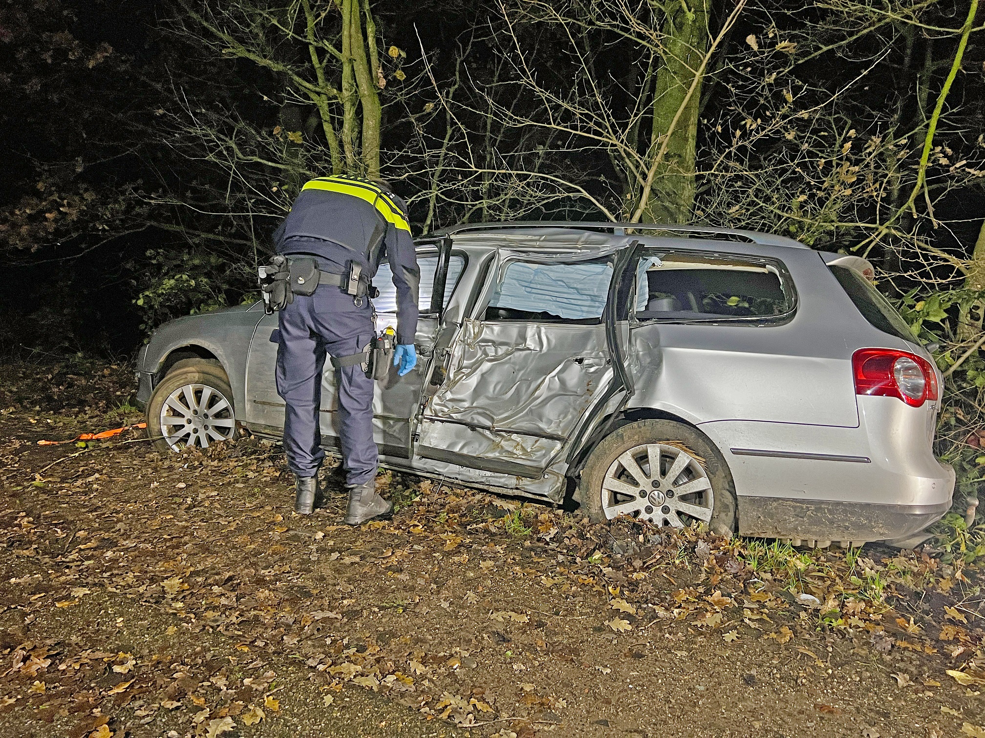 Automobilist laat auto achter na crash tegen boom