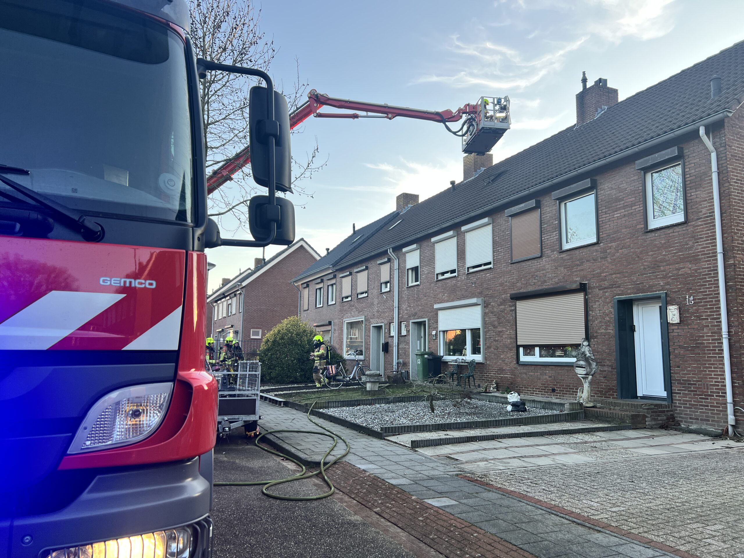 Flinke schade aan woning na brand onder overkapping